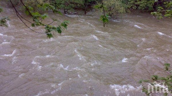 Трагедия в Дупница! Мъж се удави в река Джерман, огнеборци вадят трупа