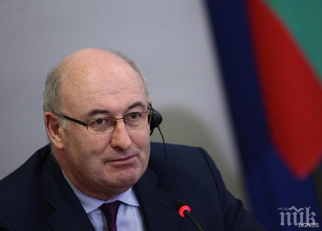 Фил Хоган: Икономическата и социална политика трябва да вървят ръка за ръка