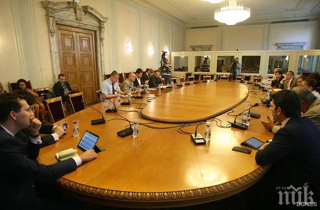 Ресорните комисии приеха договорени при Борисов поправки в Закона за енергетиката