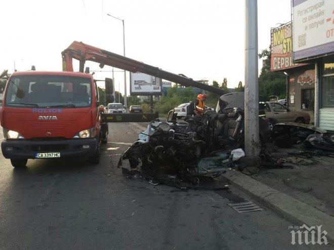 Само в ПИК! Трудно събират останките от касапницата в Дружба, при която загина младеж (снимка)