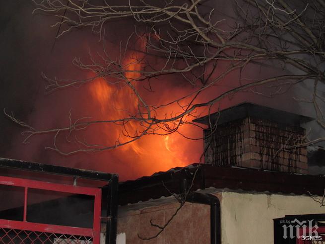 Голям пожар в завода Кроношпан в Бургас, служителите са евакуирани