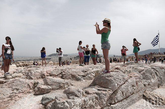 Гърците се връщат към нормалния живот, пясъка и морето