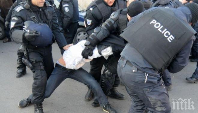 Нов случай на полицейски произвол взриви ефира! Униформени блъскали невинен гражданин! Крещели му: Да ти го нач*кам! (снимки)