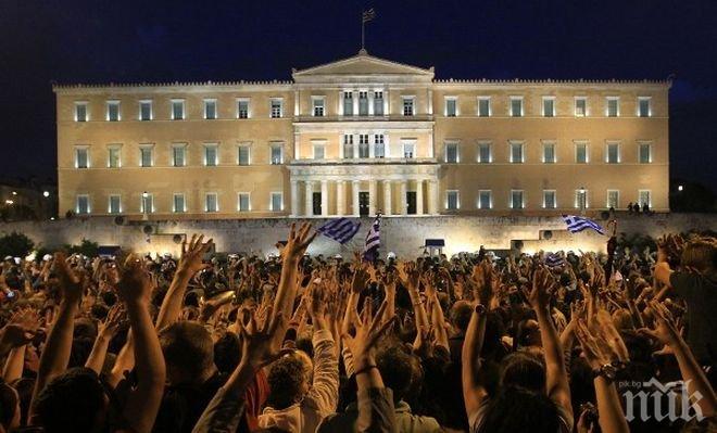 Жега в Атина! Хиляди гърци на протест срещу новите икономии