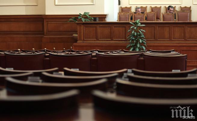 Само четирима министри на контрол в НС