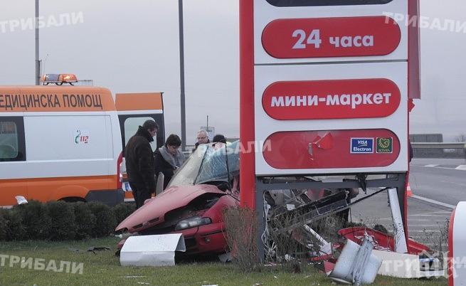 Пияна жена с БМВ се заби в бензиностанция в Бургас (СНИМКА)