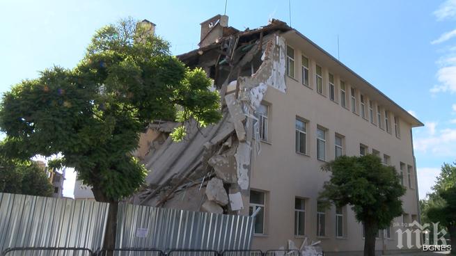 Нова комисия ще обследва причините за срутването на гимназията в Казанлък