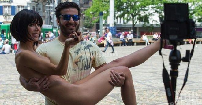 Известна художничка се снима гола пред Айфеловата кула (снимки 18+)