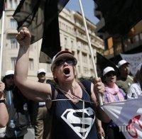 Гръцките държавни служители излизат на 24-часова стачка в сряда (обновена)