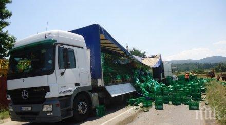 сръбски тир разпиля 1200 каси бира туборг благоевград снимки