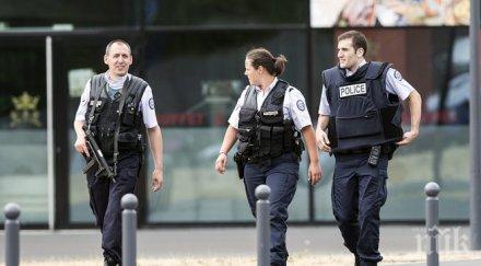 полицията издирва въоръжените нападатели мола париж