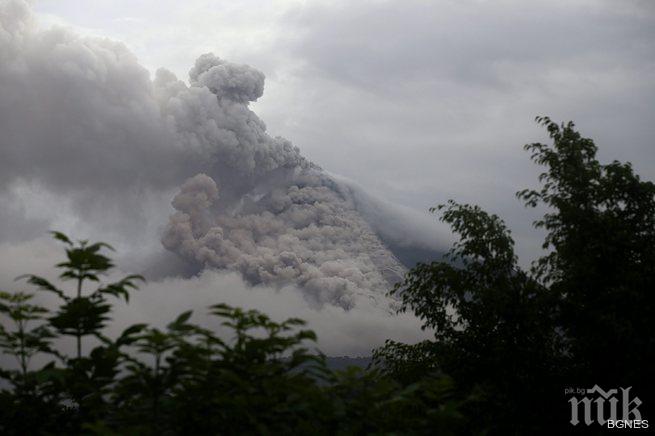 Вулканът Колима в Мексико прогони стотици