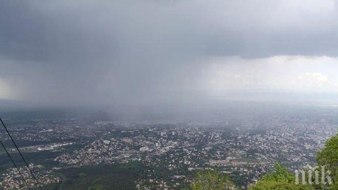 Синоптици от БАН: Във вторник става по-студено, по морето ще вали и гърми