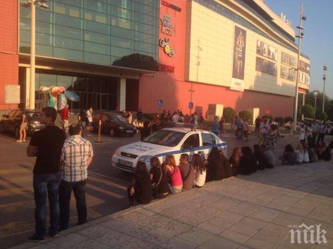 Извънредно! Евакуираха мол Варна заради бомба! Сапьори претърсват сградата, моряци на НАТО пазарували в нея по-рано (снимки)