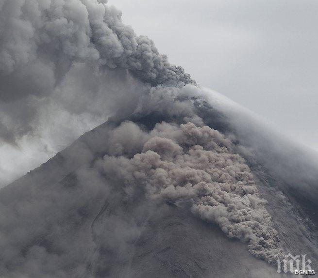 Десетки евакуирани заради вулкана Колима