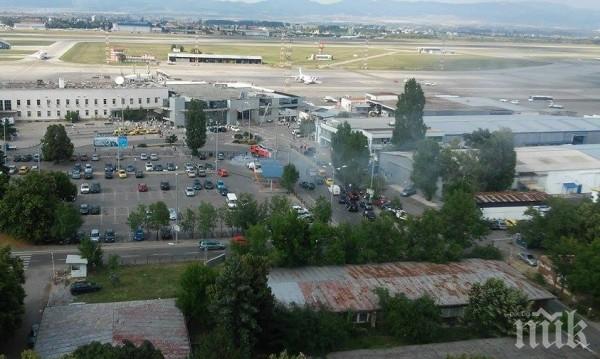 Инцидент на летище София! Горяща кола затапи входа на Терминал 1, образува се задръстване