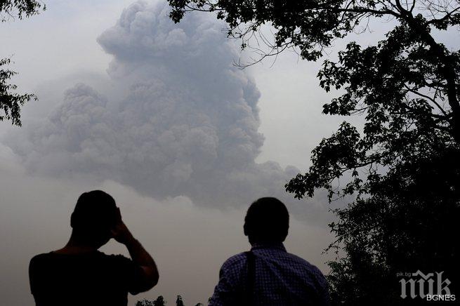 Вулкани в Мексико продължават да изхвърлят пепел