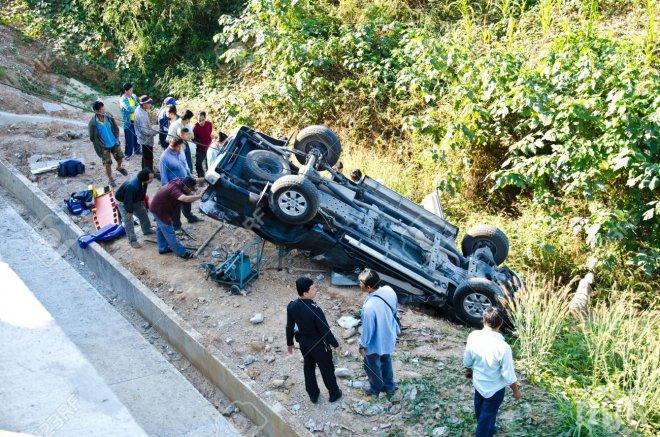 Уникум! Камион полетя в 30-метрова пропаст край Разлог, шофьорът оцеля, вижте как!