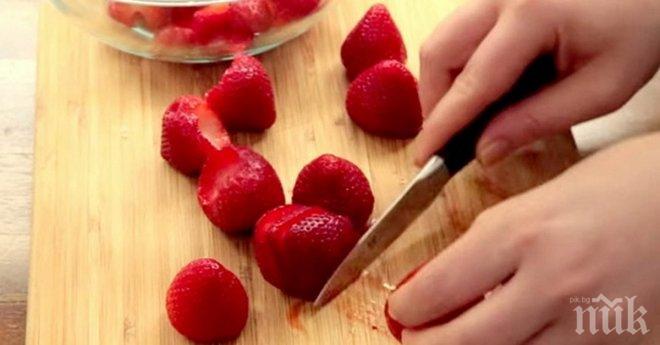 Първоначално тя наряза няколко ягодини. Не можех да повярвам какво се получи накрая,мм вкусно!