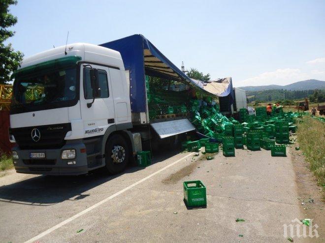 Сръбски ТИР разпиля 1200 каси бира Туборг край Благоевград (снимки)