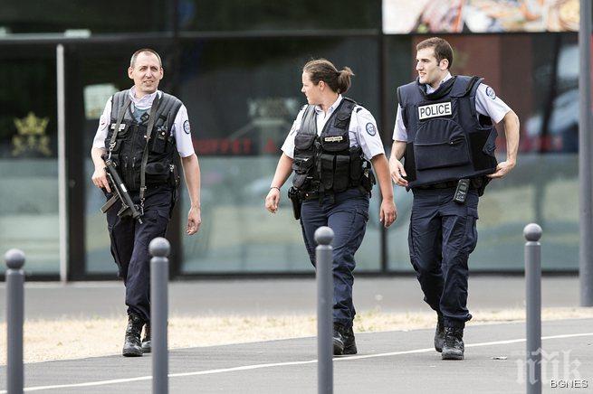 Полицията  издирва въоръжените нападатели на мола край Париж