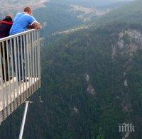 Адреналин - да минеш по стъклен мост на 400 м. височина 