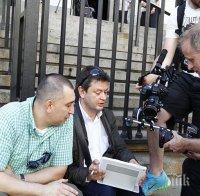 ПЪРВО в ПИК! Протестът срещу Цацаров пред провал! Камерите са повече от клакьорите! Търговецът на презервативи и Лилавата перука се клатушкат пред Съдебната палата! (обновена + снимки)
