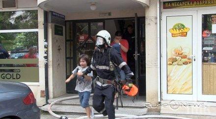 пожарът евакуирал цял блок русе причинен детска игра снимки