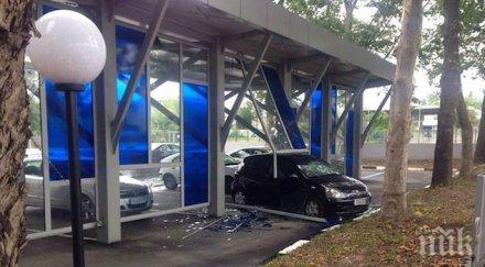 шофьорка мина стъклена стена докато оглед щети снимка