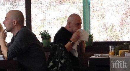 правила ресторантите сервитьорът докладва бавните ястия