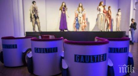 откриха изложба сен лоран великобритания