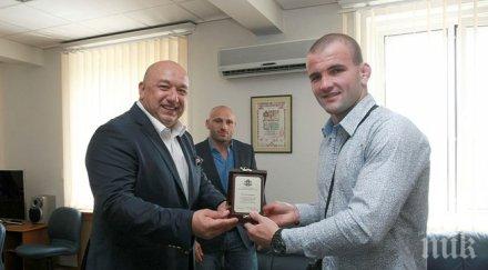 кралев връчи почетен плакет световния вицешампион мма тенчо караенев