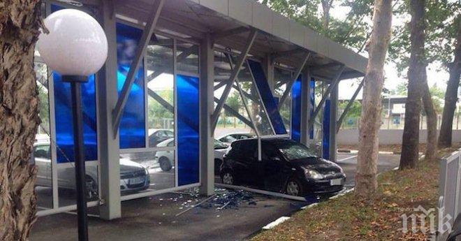 Шофьорка мина през стъклена стена, докато е на оглед за щети (снимка)