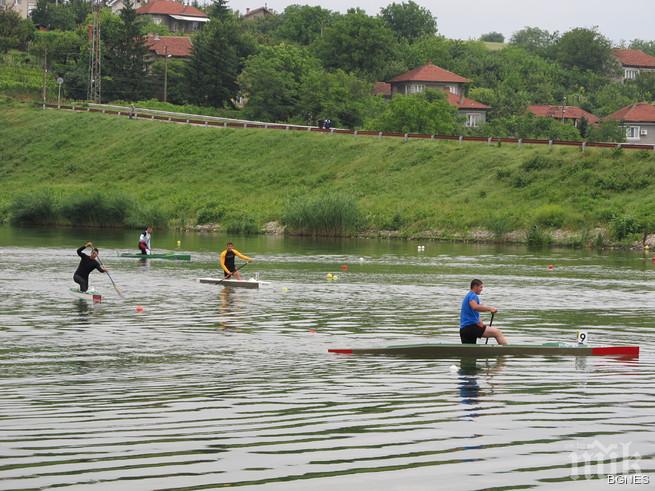Кметът на Пловдив и пловдивчани се качват на състезателни лодки преди световното по гребане