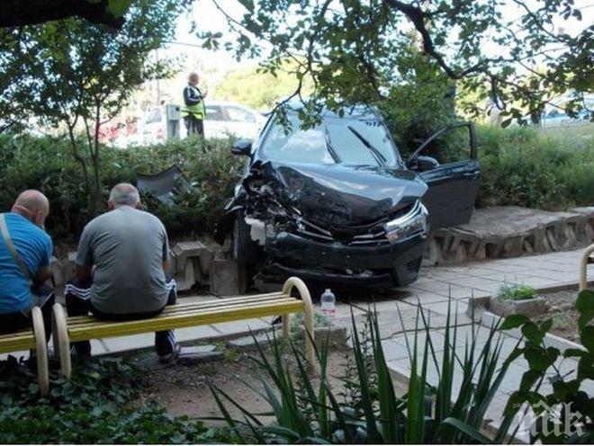 Ужасяващи снимки от мелето във Варна! Младеж без книжка мина на червено, помете Ситроен, който изхвърчал в градинка до блок