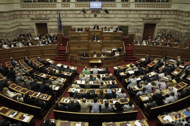 Гръцкият парламент гласува реформи, за да получи третия кредитен пакет