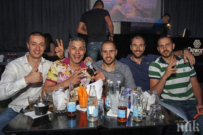 Волейболните национали на лудо парти с Теди Джорджо в Клуб 33! Легендата взриви култовото заведение
