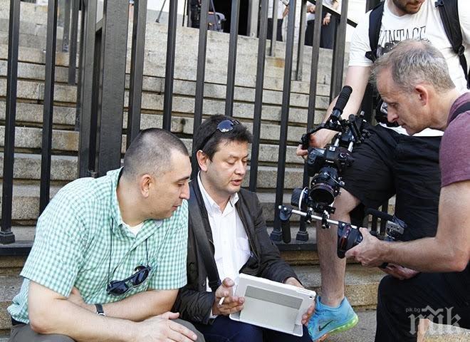 ПЪРВО в ПИК! Протестът срещу Цацаров пред провал! Камерите са повече от клакьорите! Търговецът на презервативи и Лилавата перука се клатушкат пред Съдебната палата! (обновена + снимки)