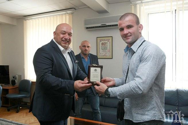 Кралев връчи почетен плакет на световния вицешампион по ММА Тенчо Караенев