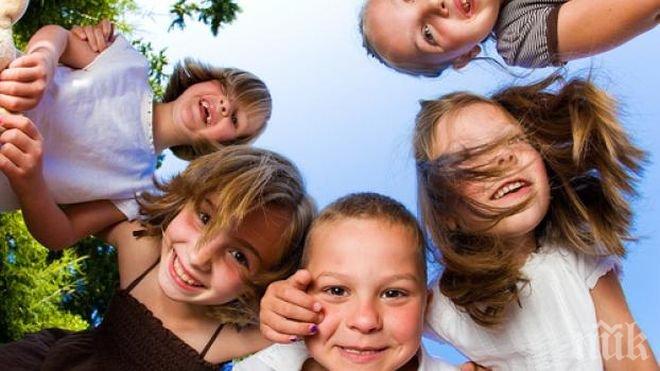 Защо се заливаме от смях, когато някой падне на земята?