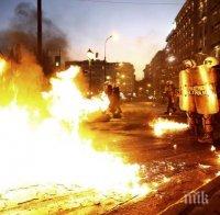 Батални сцени между демонстранти и полиция насред Атина - обстрелват се с коктейли 
