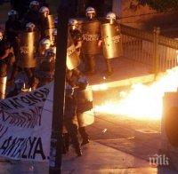 Анархисти подпалиха автобус на телевизия в Атина, над 30 души са задържани