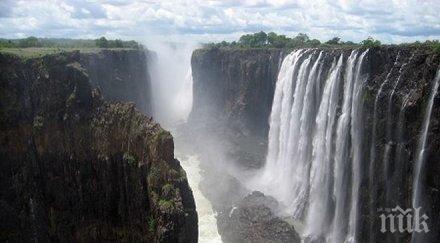 водопад мъгла заля крайбрежните скали исландия видео