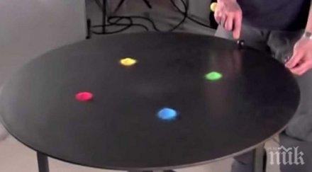 мъж посипа една метална маса цветен пясък случи останеш хипноза