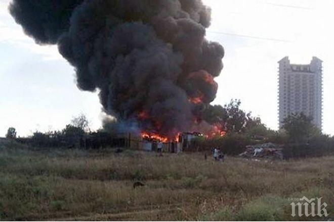 Извънредно! Голям пожар лумна край Небостъргача в Бургас (снимки)