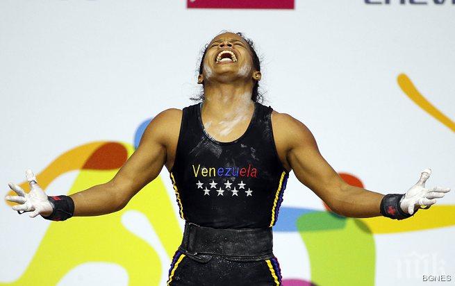 Щангистка колабира на състезание (видео)