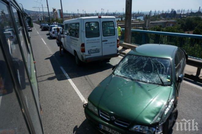 Катастрофа между кола и камион блокира Аспаруховия мост