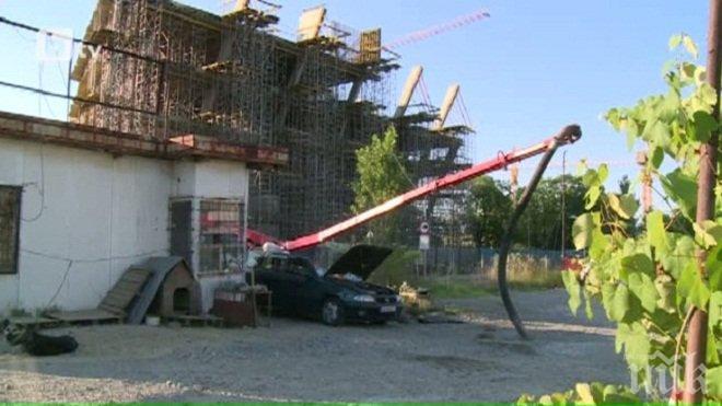 30-тонна бетонна помпа се стовари върху кола в София 