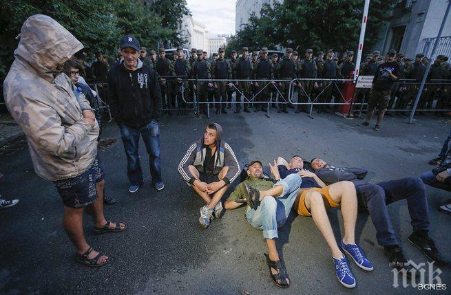 Десният сектор заплаши Порошенко с екзекуция в тъмно мазе