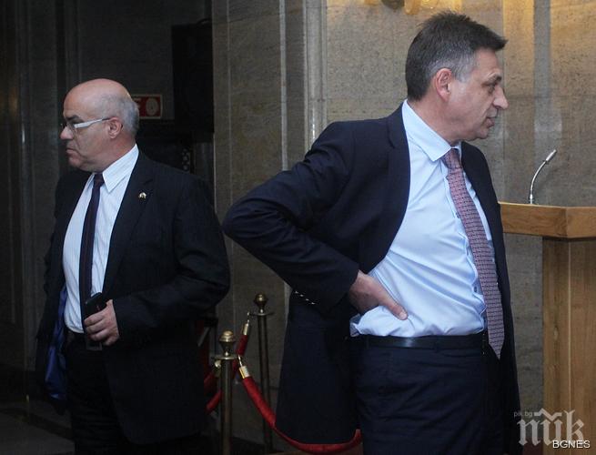 Спецкомисията на НС не прие шефът на военното разузнаване да е военен